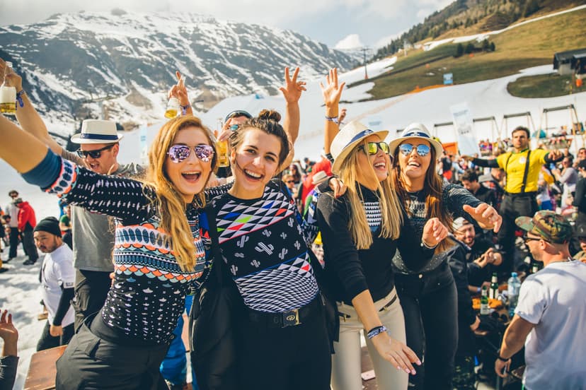 https://a.storyblok.com/f/150663/4000x2667/b55a74f40e/mayrhofen-apres-snowbombing-festival.jpg
