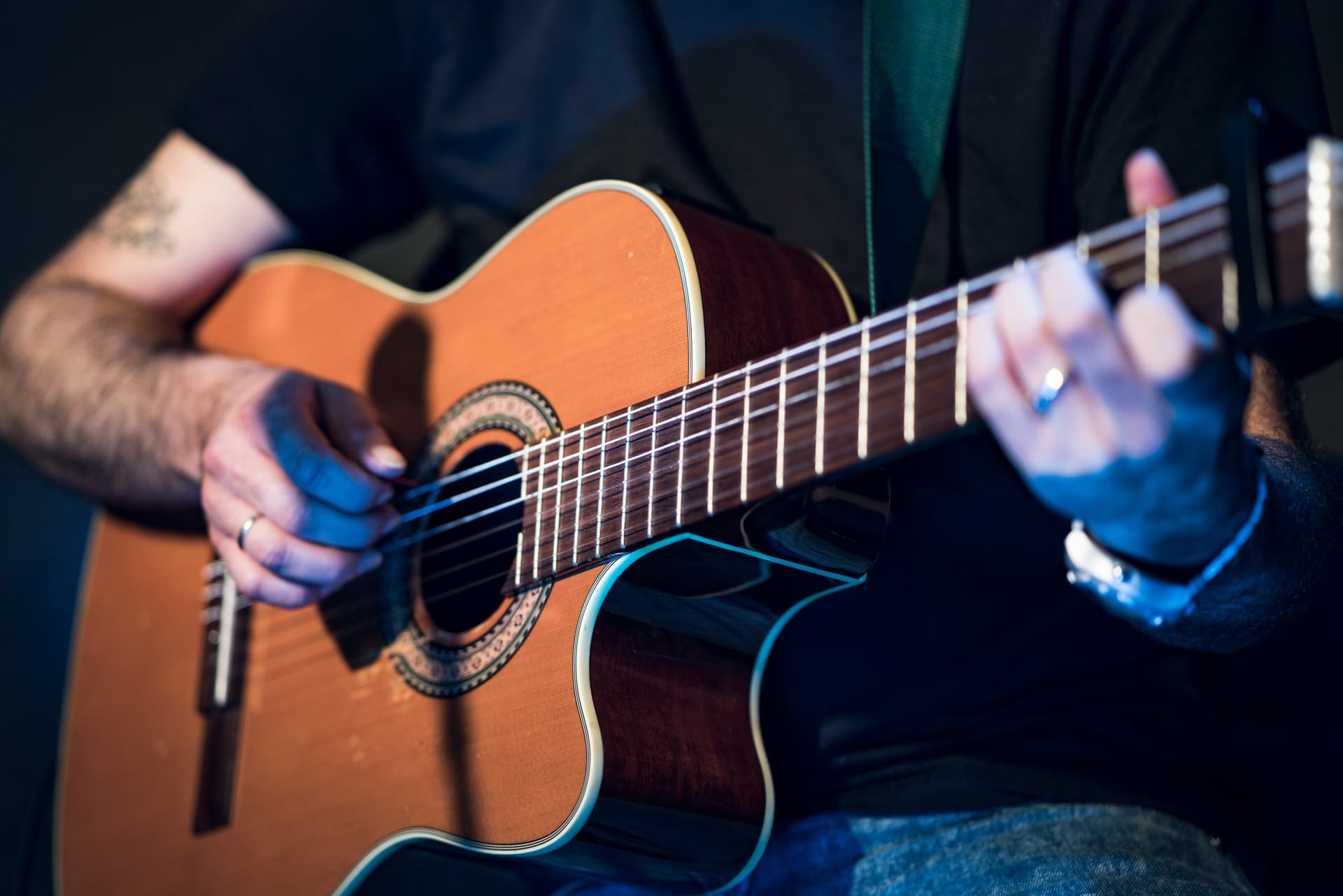 guitar-being-played-at-apres-bar