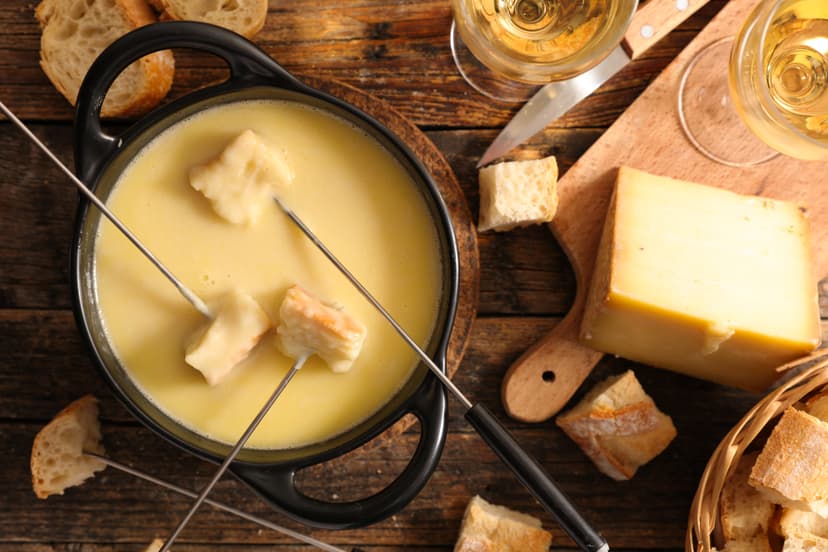 https://a.storyblok.com/f/150663/8660x5773/812fc0b98e/cheese-fondue-in-french-alps-restaurant.jpg